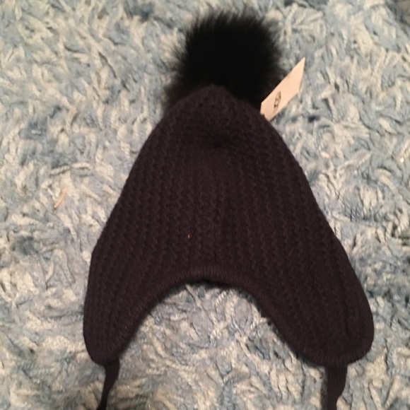 UGG trapper w/ Pom Pom - Picture 2 of 5
